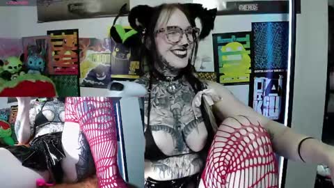 Snapshot of sassi_blondi chatting on 04/29/26, 02:54 Ivy online show from 04/29/26, 02:54