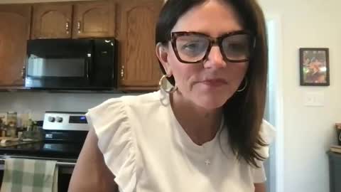 Snapshot of sassynsweetmilf chatting on 05/01/26, 03:27 sassynsweetmilf online show from 05/01/26, 03:27