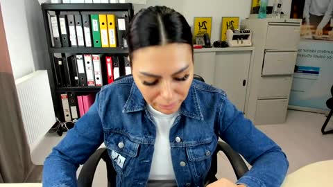 Snapshot of sassytiff chatting on 09/27/25, 12:43 sassytiff online show from 09/27/25, 12:43