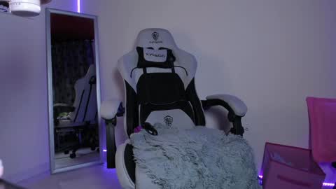 Snapshot of satanbabee_ chatting on 01/01/25, 11:51 im expecting 300 thumbs up on my altar online show from 01/01/25, 11:51