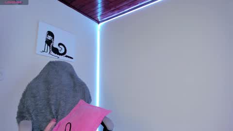 Snapshot of satanbabee_ chatting on 01/16/25, 01:06 im expecting 300 thumbs up on my altar online show from 01/16/25, 01:06