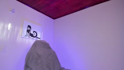 Snapshot of satanbabee_ chatting on 01/23/25, 10:22 im expecting 300 thumbs up on my altar online show from 01/23/25, 10:22