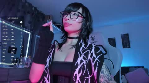 Snapshot of satanbabee_ chatting on 09/18/25, 11:51 im expecting 300 thumbs up on my altar online show from 09/18/25, 11:51