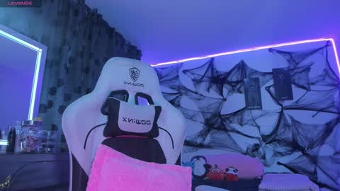 Snapshot of satanbabee_ chatting on 10/04/25, 11:36 im expecting 300 thumbs up on my altar online show from 10/04/25, 11:36