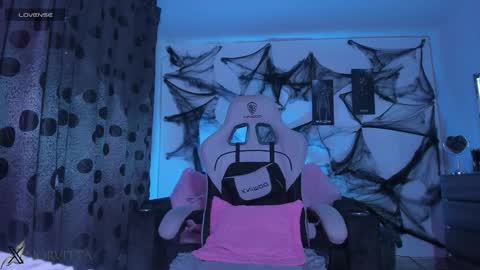 Snapshot of satanbabee_ chatting on 10/25/25, 12:29 im expecting 300 thumbs up on my altar online show from 10/25/25, 12:29