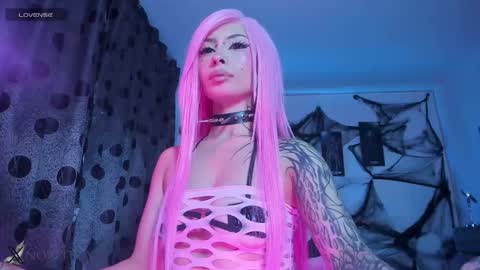 Snapshot of satanbabee_ chatting on 10/26/25, 01:00 im expecting 300 thumbs up on my altar online show from 10/26/25, 01:00