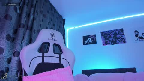 Snapshot of satanbabee_ chatting on 12/04/25, 11:02 im expecting 300 thumbs up on my altar online show from 12/04/25, 11:02