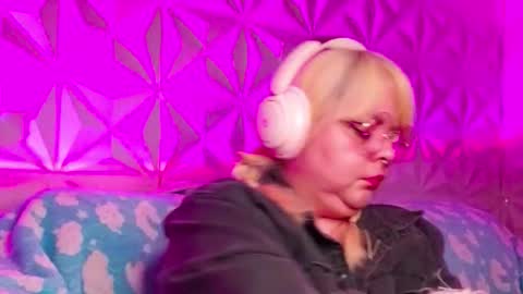 Gina George online show from 10/17/25, 01:31