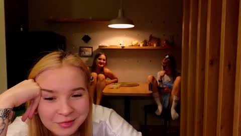 Snapshot of sav_anna chatting on 02/12/25, 05:16 LUNA and ANNA online show from 02/12/25, 05:16