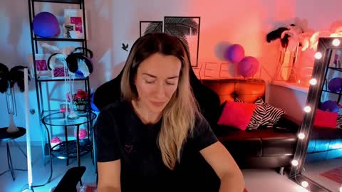 Snapshot of save_the_qween chatting on 12/23/24, 10:53 save the qween online show from 12/23/24, 10:53