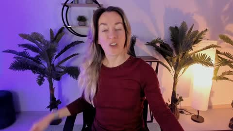 Snapshot of save_the_qween chatting on 12/28/24, 07:00 save the qween online show from 12/28/24, 07:00