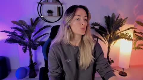 Snapshot of save_the_qween chatting on 01/04/25, 07:24 save the qween online show from 01/04/25, 07:24