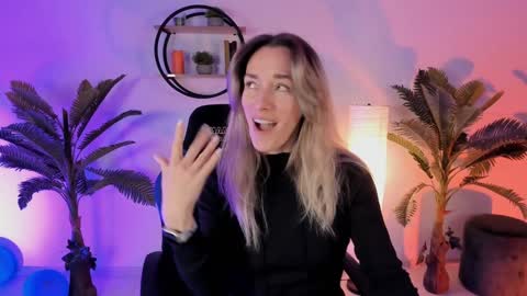 Snapshot of save_the_qween chatting on 01/12/25, 05:03 save the qween online show from 01/12/25, 05:03