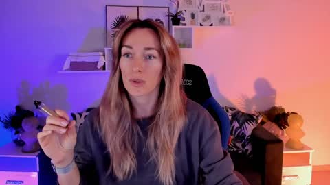 Snapshot of save_the_qween chatting on 01/18/25, 07:49 save the qween online show from 01/18/25, 07:49