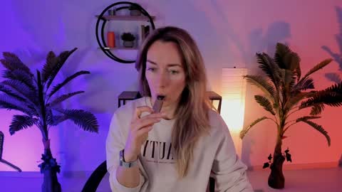 Snapshot of save_the_qween chatting on 01/20/25, 05:37 save the qween online show from 01/20/25, 05:37