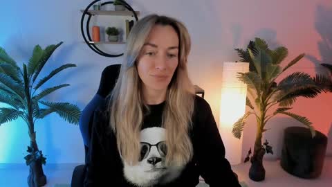 Snapshot of save_the_qween chatting on 01/25/25, 08:10 save the qween online show from 01/25/25, 08:10