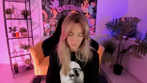 Snapshot of save_the_qween chatting on 01/26/25, 05:34 save the qween online show from 01/26/25, 05:34