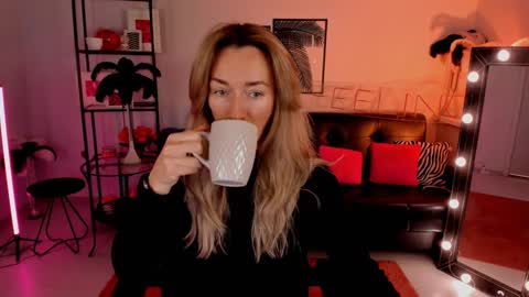 Snapshot of save_the_qween chatting on 01/27/25, 07:45 save the qween online show from 01/27/25, 07:45