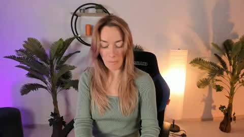 Snapshot of save_the_qween chatting on 02/13/25, 07:45 save the qween online show from 02/13/25, 07:45