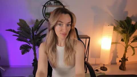 Snapshot of save_the_qween chatting on 02/17/25, 05:14 save the qween online show from 02/17/25, 05:14