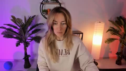 Snapshot of save_the_qween chatting on 02/28/25, 05:48 save the qween online show from 02/28/25, 05:48