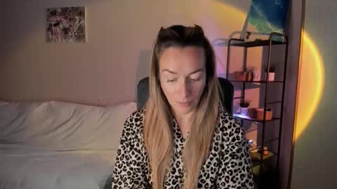 Snapshot of save_the_qween chatting on 09/27/25, 07:35 save the qween online show from 09/27/25, 07:35