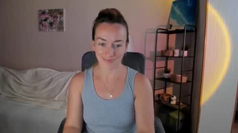 Snapshot of save_the_qween chatting on 10/04/25, 09:18 save the qween online show from 10/04/25, 09:18