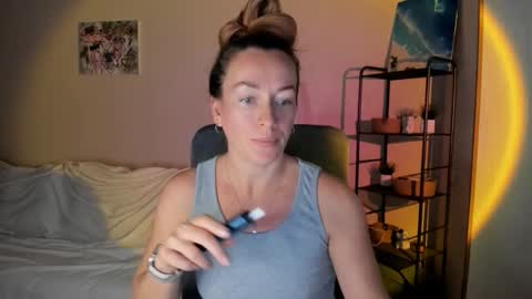 Snapshot of save_the_qween chatting on 10/06/25, 10:45 save the qween online show from 10/06/25, 10:45