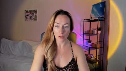 Snapshot of save_the_qween chatting on 10/11/25, 10:47 save the qween online show from 10/11/25, 10:47