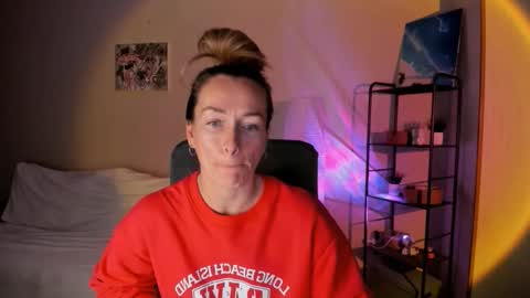 Snapshot of save_the_qween chatting on 10/12/25, 08:57 save the qween online show from 10/12/25, 08:57