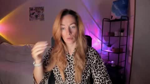 Snapshot of save_the_qween chatting on 10/23/25, 11:20 save the qween online show from 10/23/25, 11:20