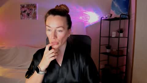 Snapshot of save_the_qween chatting on 11/19/25, 08:36 save the qween online show from 11/19/25, 08:36