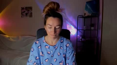 Snapshot of save_the_qween chatting on 11/24/25, 08:36 save the qween online show from 11/24/25, 08:36