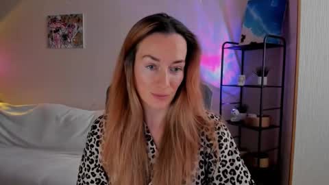 Snapshot of save_the_qween chatting on 11/27/25, 07:43 save the qween online show from 11/27/25, 07:43