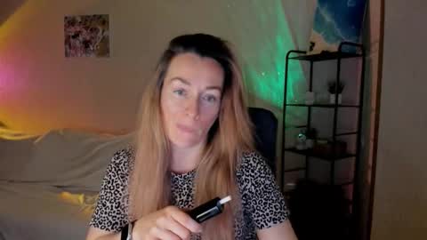 Snapshot of save_the_qween chatting on 12/04/25, 07:50 save the qween online show from 12/04/25, 07:50