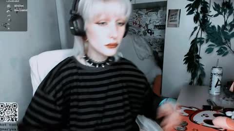 pronoun she. name Mary. age 21. online show from 10/26/25, 08:59