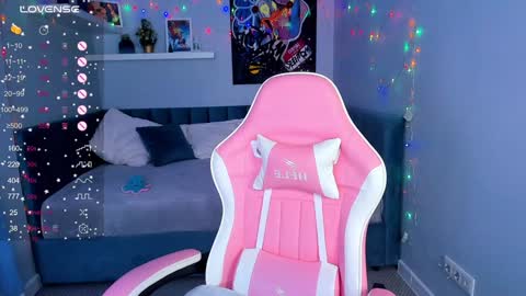 Kira  GMT 7 Mon Thu-Sun  0800am-0200pm  online show from 01/07/25, 03:35