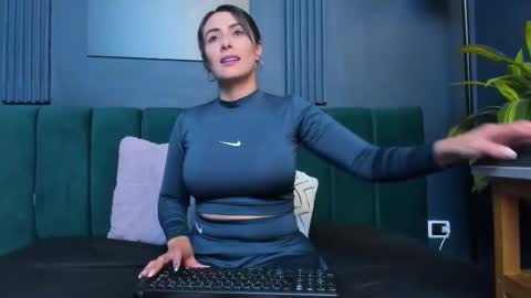 Scarlet Edwars online show from 10/14/25, 08:20