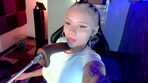 scarlet_gold online show from 11/19/25, 04:12