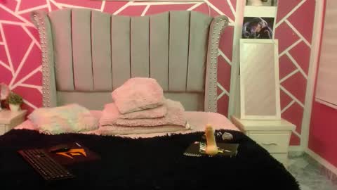 Snapshot of scarlet_sexy_1 chatting on 03/01/25, 04:00 scarlet y melody online show from 03/01/25, 04:00