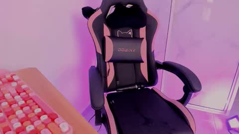 Scarlet online show from 04/01/26, 01:41