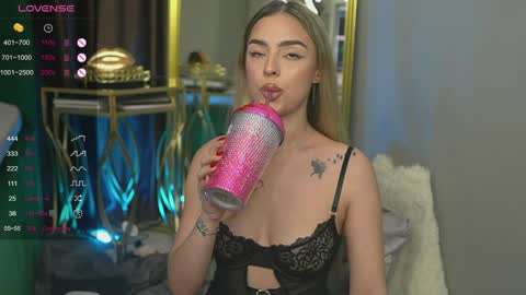 Snapshot of scarletcoles chatting on 01/21/25, 04:32 Scarlet online show from 01/21/25, 04:32