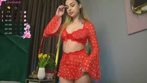 Snapshot of scarletcoles chatting on 03/03/25, 10:42 Scarlet online show from 03/03/25, 10:42