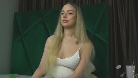 Snapshot of scarletcoles chatting on 09/25/25, 10:02 Scarlet online show from 09/25/25, 10:02