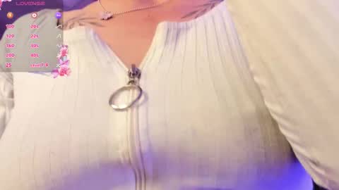 Snapshot of scarletgv chatting on 11/24/25, 10:42 Scarlet online show from 11/24/25, 10:42