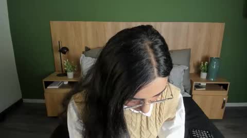 Snapshot of scarlett25__ chatting on 12/18/25, 12:00 Scarlett online show from 12/18/25, 12:00