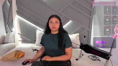 Snapshot of scarlett__2 chatting on 05/18/26, 02:01 Scarlett online show from 05/18/26, 02:01