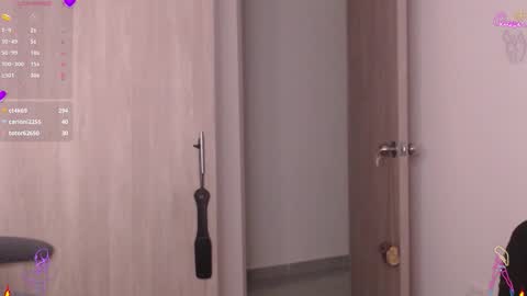 Scarlett Thumb up please help me 100 its important online show from 02/11/26, 01:54