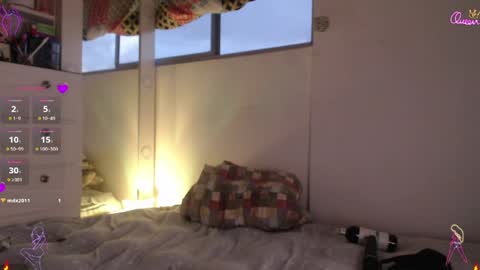 Scarlett Thumb up please help me 100 its important online show from 04/23/26, 11:18