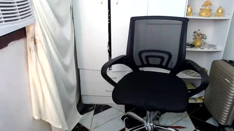 Snapshot of scarletxxxx chatting on 01/12/25, 08:25 Queen Scarlet online show from 01/12/25, 08:25